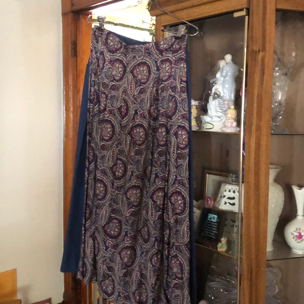 Beautiful Paisley print skirt....gently worn!!